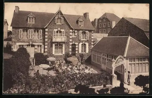 AK Perros-Guirec, Hôtel de Bretagne avec terrasse animée et jardin fleuri