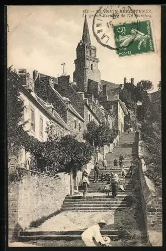 AK Lannion-Brelevenez, Le grand escalier de 142 marches et l`église en arrière-plan