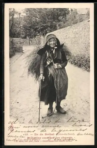 AK Île de Bréhat /Côtes-du-Nord, Vieille femme rentrant des champs