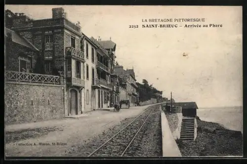 AK Saint-Brieuc, Arrivée au Phare avec vue sur les maisons et la mer