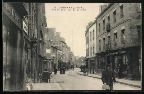 AK Guingamp /C.-du-N., Rue St-Yves, vue de la Place