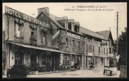 AK Perros-Guirec /C.-du-N., L`Hôtel des Voyageurs, face au Jardin de la Gare