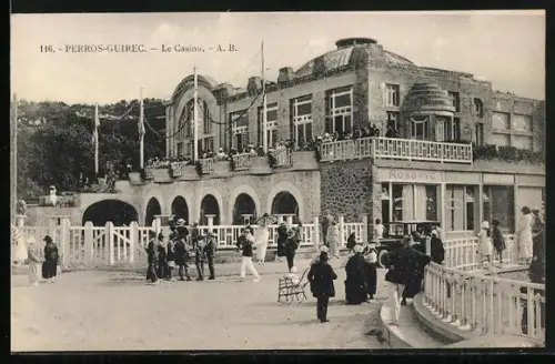 AK Perros-Guirec, Le Casino et les promeneurs devant l`entrée