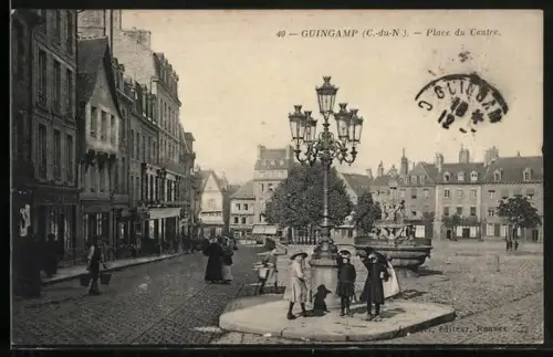 AK Guingamp /C.-du-N., Place du Centre avec fontaine et réverbères