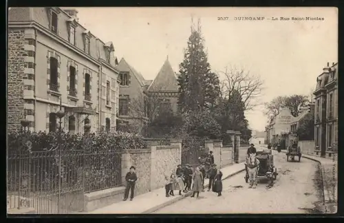 AK Guingamp, La Rue Saint-Nicolas avec calèche et passants
