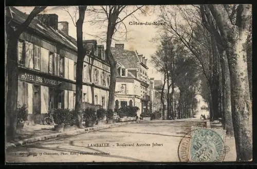 AK Lamballe /Côtes-du-Nord, Boulevard Antoine Jobert avec l`Hôtel des Voyageurs et arbres alignés