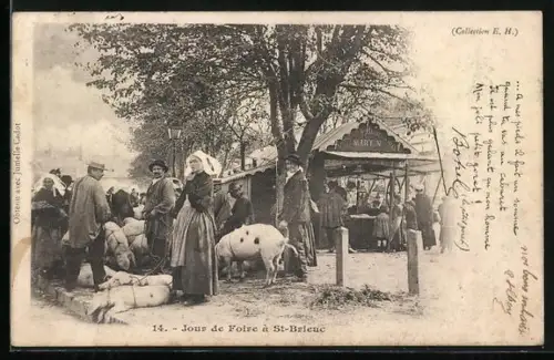 AK Saint-Brieuc, Jour de foire avec marché animé et villageois en costumes traditionnels
