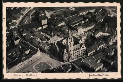 AK Dessau, Rathaus mit Strassenpartie, Fliegeraufnahme
