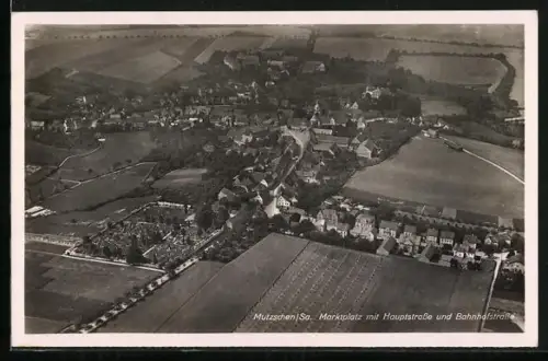 AK Mutzschen /Sa., Marktplatz mit Hauptstrasse und Bahnhofstrasse