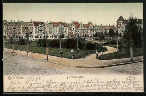 AK Halberstadt, Friedrichsplatz mit Anlage, Strasse und Häuserreihe
