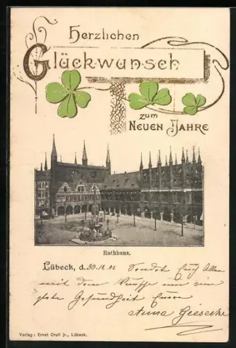 Präge-AK Lübeck, Rathaus mit Platz und Brunnen aus der Vogelschau, Glücksklee, Neujahrsgruss