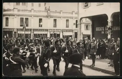 AK Chamonix, Französische Alpenjäger auf Marsch durch Chamonix