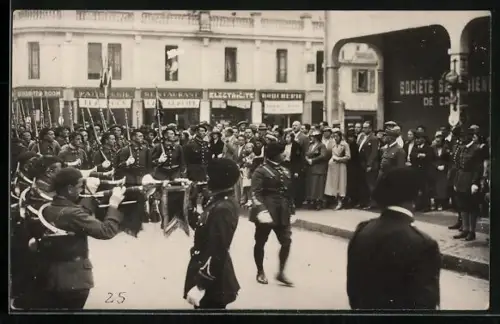 AK Chamonix, Französische Alpenjäger auf Parademarsch