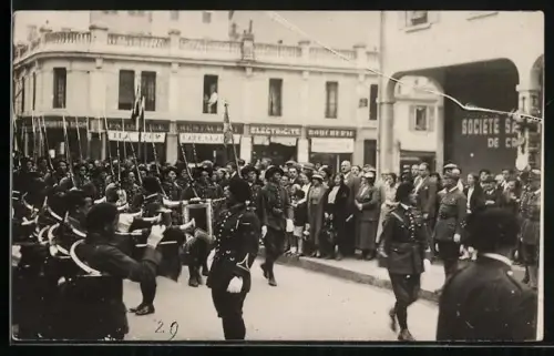 AK Chamonix, Französische Alpenjäger marschieren mit klingendem Spieö
