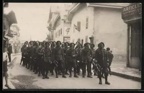 AK Chamonix, Französische Alpenjäger auf Marsch durch Chamonix