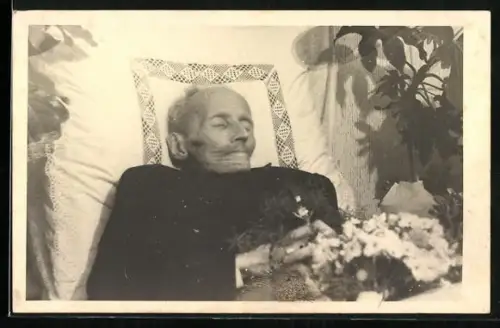 Foto-AK Aufgebahrter Leichnam eines verstorbenem älteren Herrn, Post mortem