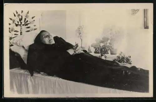 Foto-AK Aufgebahrter Leichnam einer verstorbenen älteren Frau, Post mortem