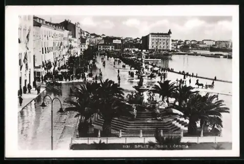 AK Split, Obala i cesma, Hafenpartie mit Brunnen an einem regnerischen Tag