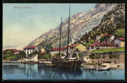 AK Kotor / Cattaro, Blick vom Hafen ins Gebirge, Segelboote