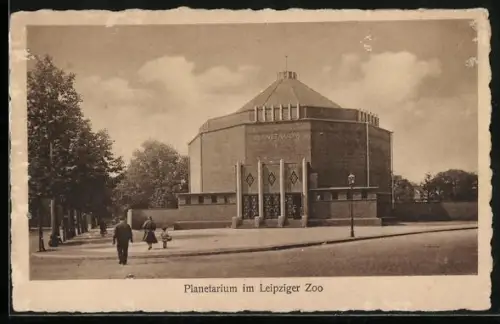 AK Leipzig, Planetarium im Zoo, Leute davor