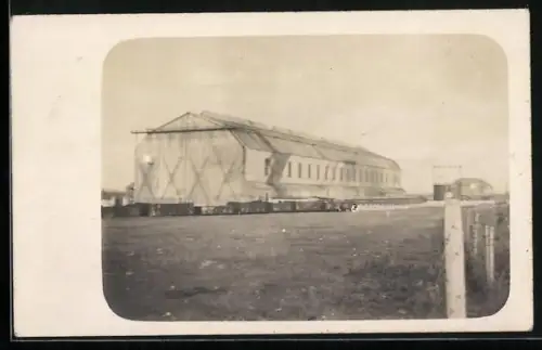 Foto-AK Bickendorf, Zeppelin Hangar auf dem Flugplatz