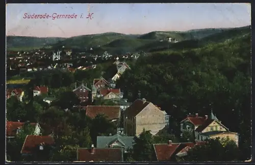 AK Suderode-Gernrode i. H., Ortsansicht mit Wohnhäusern und bewaldeten Hügeln