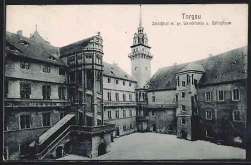 AK Torgau, Schlosshof mit grossem Wendelstein und Schlossturm