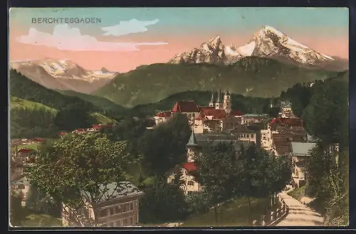 AK Berchtesgaden, Ortsansicht mit alpiner Landschaft