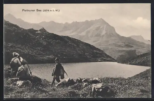 AK St. Antönien, Partnuner See, Panorama mit Wanderern