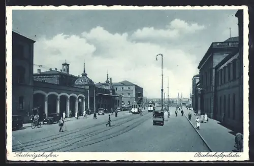 AK Ludwigshafen / Rhein, Bahnhofsplatz mit Strassenbahnen