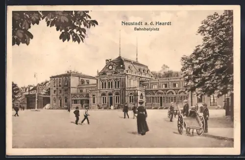 AK Neustadt / Haardt, Bahnhofplatz, Bahnhof