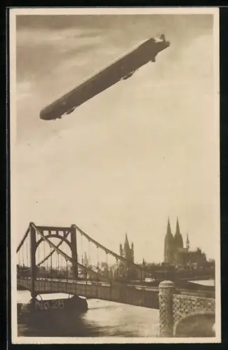AK Köln, Zeppelin über Rheinpartie mit Brücke