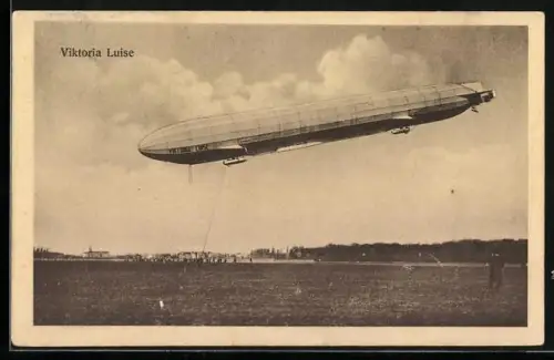 AK Zeppelin Viktoria Luise bei der Landung