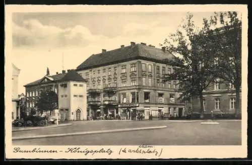 AK Gumbinnen, Königsplatz mit Geschäften und Gebäudeansicht