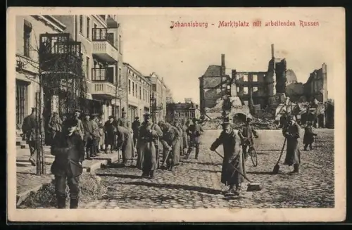 AK Johannisburg, Marktplatz mit arbeitenden Russen