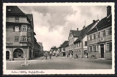 AK Aalen /Wttbg., Geschäfte und Passanten in der Bahnhostrasse