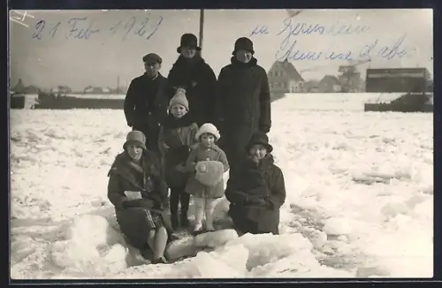 Foto-AK Gernsheim, Familie auf dem zugefrorenen Rhein 1929
