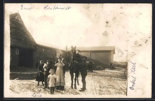 Foto-AK Hasloh, Gehöft Heinschmidt, Familie mit Pferd und Katze