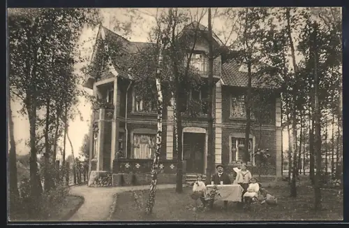 AK Jesteburg, Kurhaus, Inh. Otto Bergeest, Familie im Garten