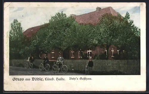AK Döhle / Lüneburger Heide, Buhr`s Gasthaus mit Radfahrern