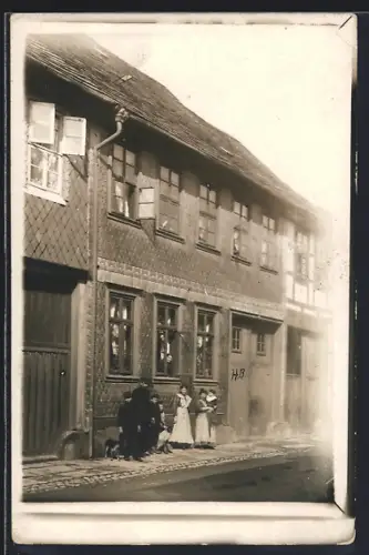 Foto-AK Dassel, Bewohner vor ihrem Haus 1916