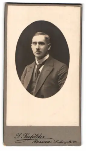 Fotografie F. Seefelder, Passau, Ludwigstr. 26, Porträt eines jungen Mannes