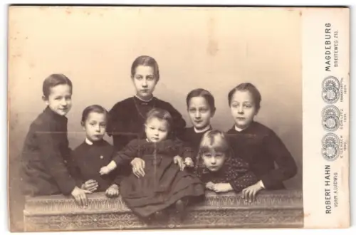 Fotografie Robert Hahn, Magdeburg, Breiteweg 213, Kindergruppe an kunstvoller Balustrade