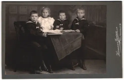 Fotografie Hermann Jansen, Kiel, Flämische Strasse 10, Vier Kinder um einen Tisch sitzend