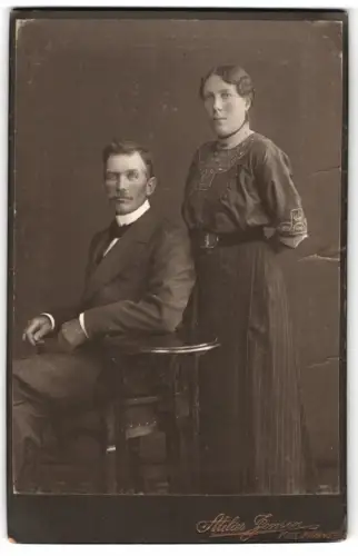 Fotografie Atelier Jensen, Kiel, Klinke 26, Paar in formeller Kleidung