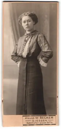 Fotografie W. Becker, Giessen, Bahnhofstrasse, Junge Frau in modischer Kleidung