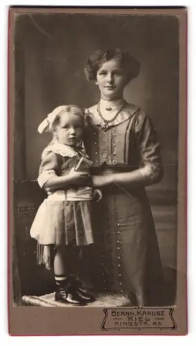 Fotografie Bernh. Krause, Kiel, Ringstr. 83, Frau mit ihrer Tochter