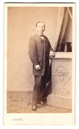 Fotografie E. Bieber, Hamburg, Gr. Bäckerstrasse 26, Eleganter Herr mit Zylinder