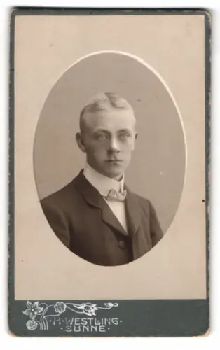 Fotografie H. Westling, Sunne, Ovalporträt eines jungen Mannes