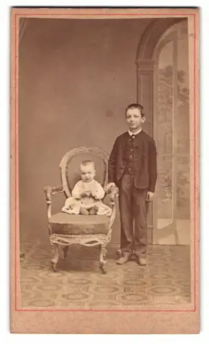 Fotografie Volkmann & Zanutto, Graz, Fischmarkt 3, Kinderportrait mit Stuhl